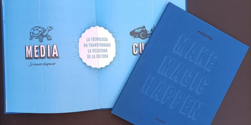 Folleto a doble cara en cartulina azul